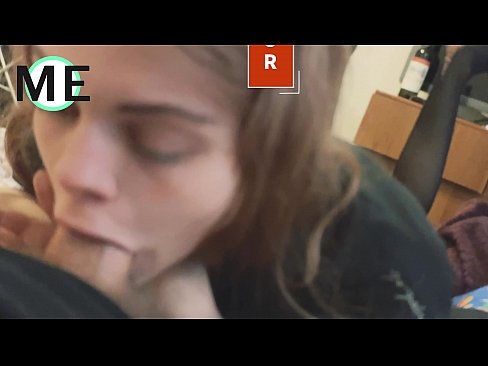 ❤️ Πούτσος στο λαιμό της, σκισμένο καλσόν και σκισμένα τακούνια ❤ Σούπερ σεξ ☑